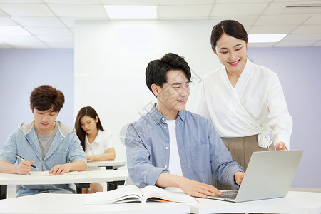 考研指导成人教育补习班老师辅导学生背景