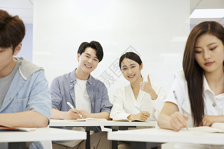 成人补习班认真学习的学生们点赞背景图片