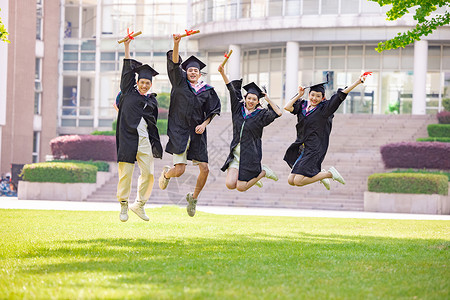 欢呼跳跃年轻大学同学拍毕业照背景