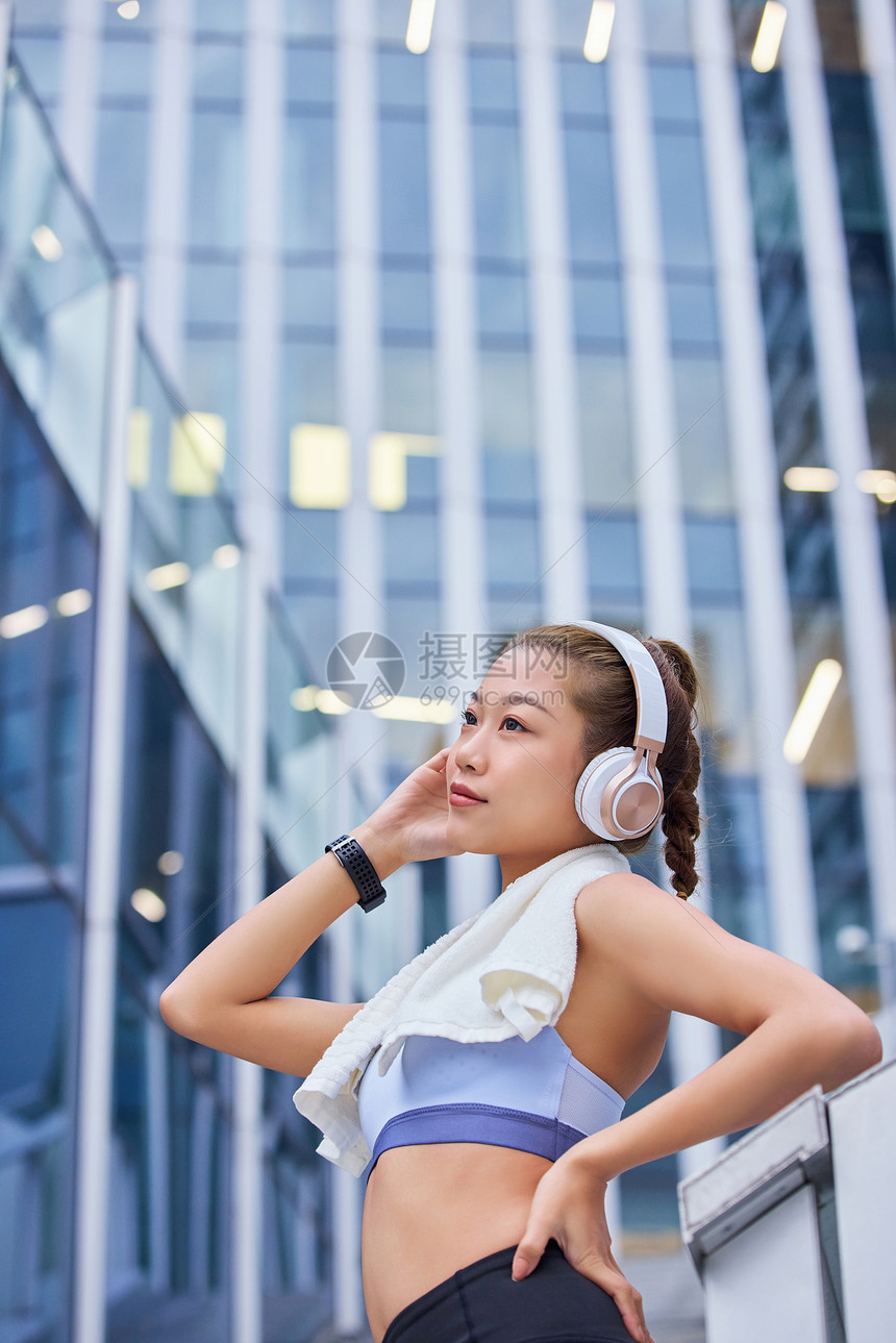 都市健身女性听音乐图片