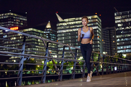 夜晚在城市跑步健身的人图片