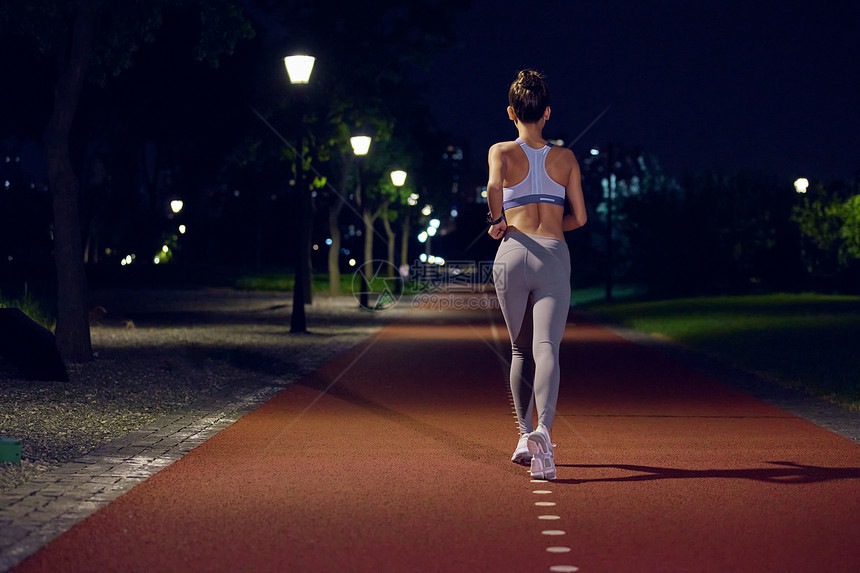 夜晚公园跑步女性背影图片