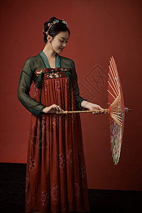 中国风古装美女手拿油纸伞图片