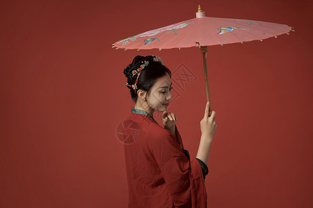 唐朝女人撑着伞的古装唐朝服饰美女侧颜背景