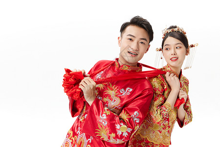 穿中式结婚礼服的新娘和新郎图片