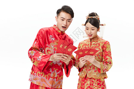 传统秀禾服饰的新婚夫妇收红包图片