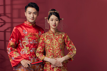 中国婚礼穿秀禾服的年轻夫妻背景