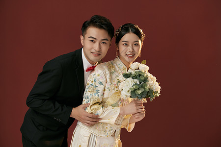 年轻情侣中式婚纱照背景图片