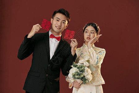 俏皮年轻情侣中式婚纱照图片素材