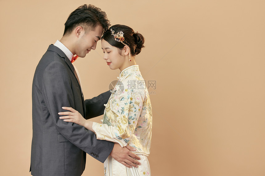 年轻情侣中式婚纱照图片