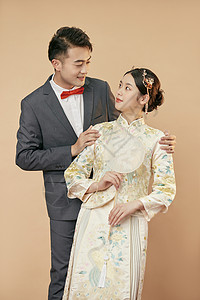 年轻情侣中式婚纱照高清图片
