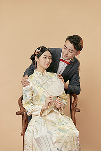 年轻情侣中式婚纱照图片素材