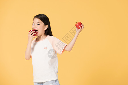 拿着水果的小女孩图片