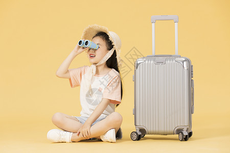 郊游旅行行李箱坐在行李箱边使用望眼镜的小女孩背景