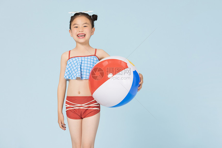 夏日泳装可爱小女孩捧着海洋球图片