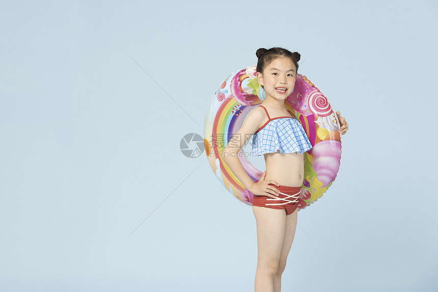夏日泳装可爱小女孩抱着泳圈图片