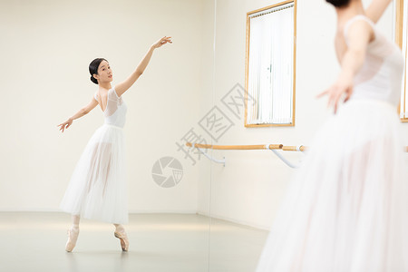 芭蕾舞动作跳芭蕾舞的青年女性背景