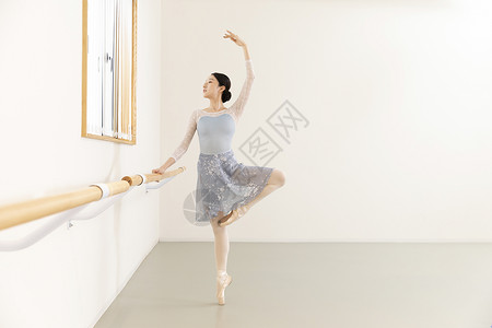 跳芭蕾舞的年轻女老师飘逸高清图片素材