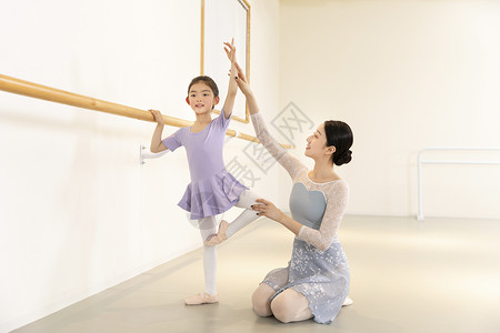 芭蕾舞动作美女舞蹈老师进行教学背景