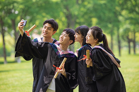 毕业自拍毕业季同学们用手机拍照背景