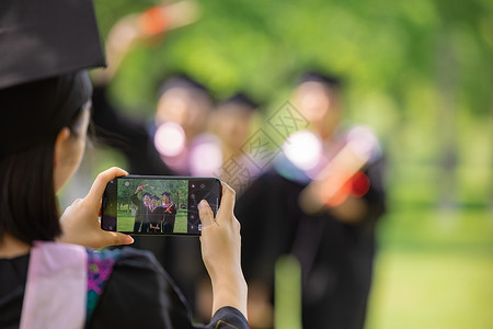 自拍合照毕业季同学们用手机拍照背景