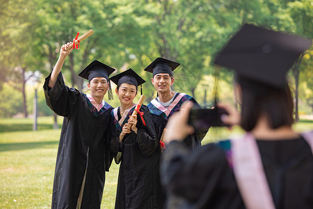 毕业了同学们毕业季同学们用手机拍照背景