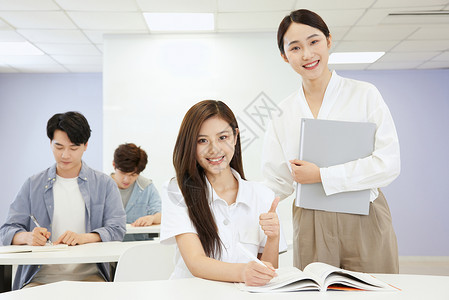 成人教育课堂的老师与学生背景图片