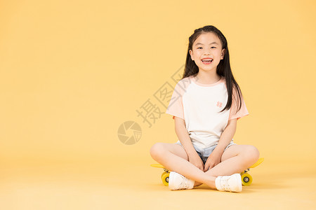 开心大笑女孩坐在地上大笑的小女孩背景