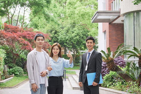 房地产销售人员向新婚夫妻介绍房源模特高清图片素材