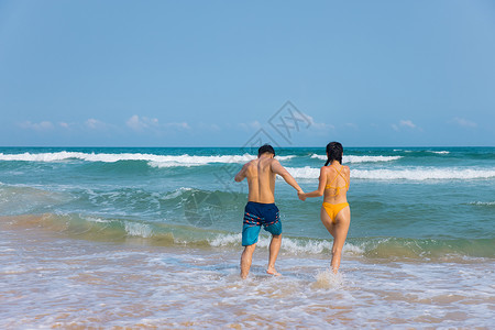 海滩戏水夏日情侣度假海边嬉戏背景