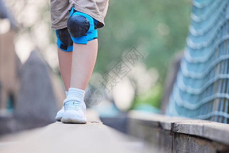 儿童户外训练独木桥高清图片