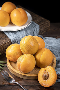 桌上美味的杏子图片