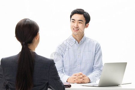 青年男性见房产中介为其推荐房产图片