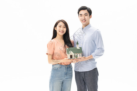 购房买房的青年情侣手捧房屋模型图片