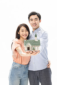 购房买房的年轻情侣手捧房屋模型图片