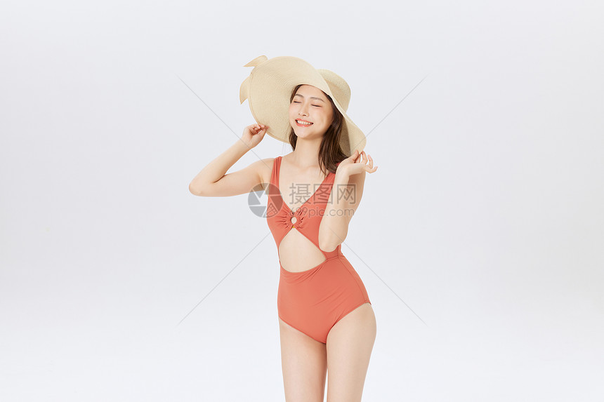 戴草帽的泳装活泼女孩夏日防晒图片