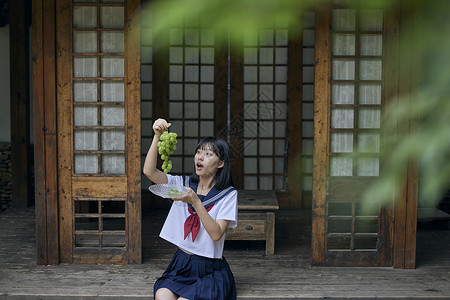 消暑乘凉夏日小清新制服女孩背景