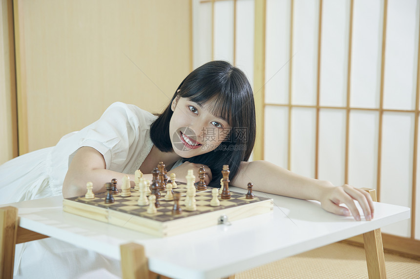 日系美女居家下棋图片