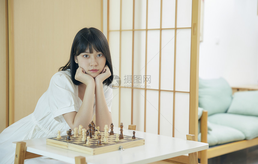 下棋的居家日系美女图片