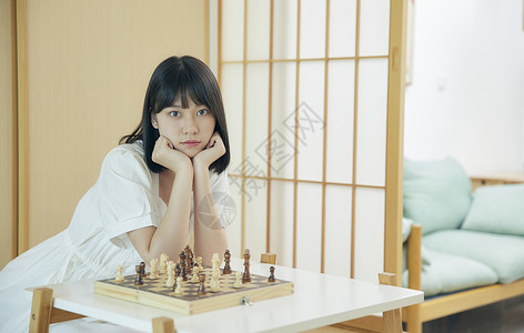 下棋的居家日系美女图片