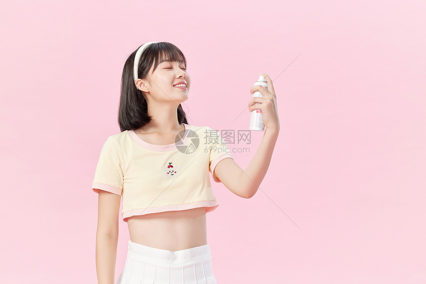 夏日可爱美女手拿防晒喷雾图片