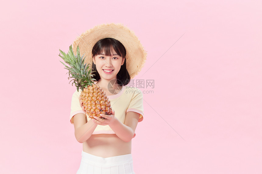 夏日可爱美女手捧凤梨菠萝图片