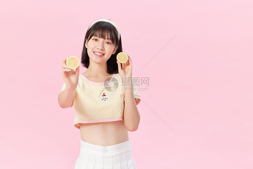 夏日清凉美女手拿柠檬图片