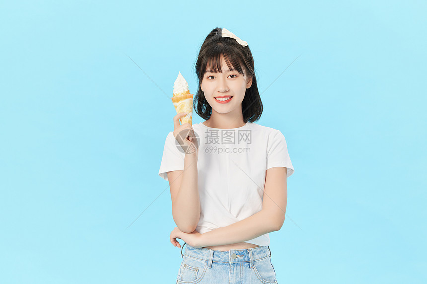 吃冰淇淋避暑的夏日可爱美女图片