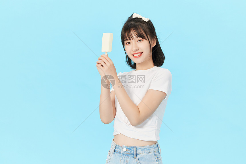 吃雪糕的夏日可爱美女图片