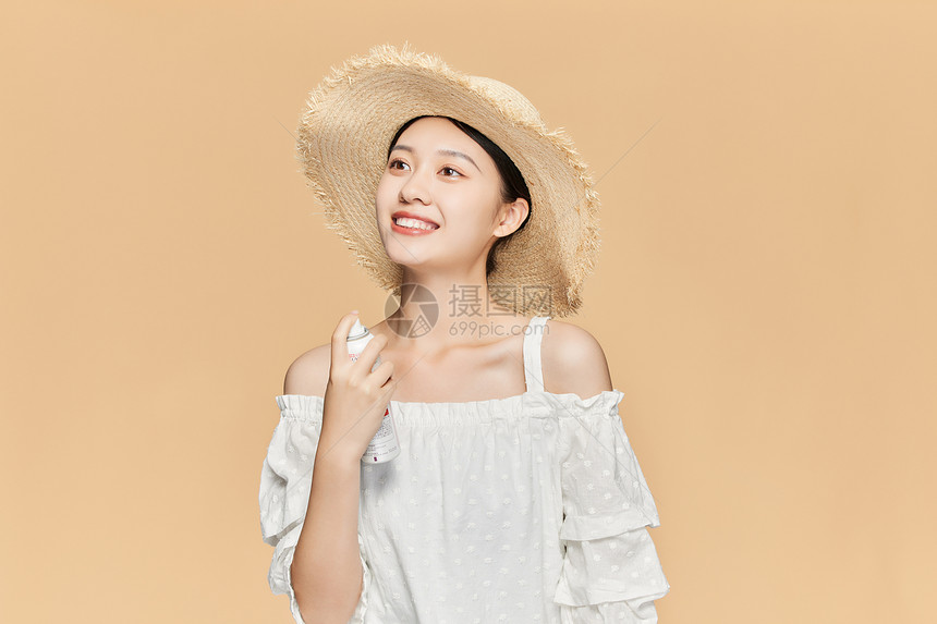 夏日清凉美女喷防晒喷雾图片