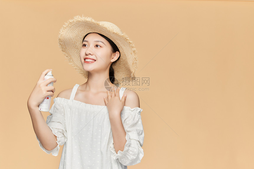 夏日清凉美女使用防晒喷雾图片