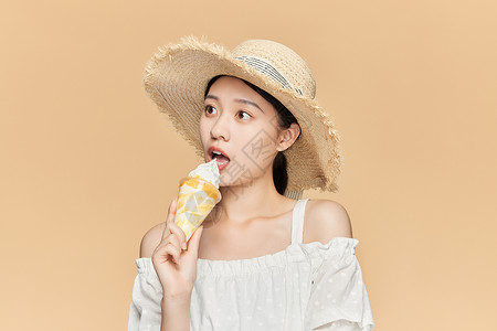 夏日可爱美女避暑吃冰淇淋图片