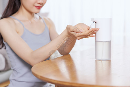 夏日清凉美女居家使用自动洗手液机高清图片