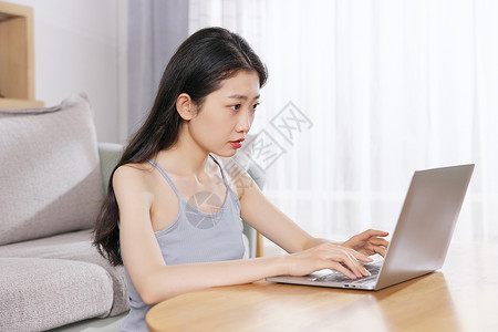 夏日美女居家生活玩笔记本电脑亚洲人高清图片素材